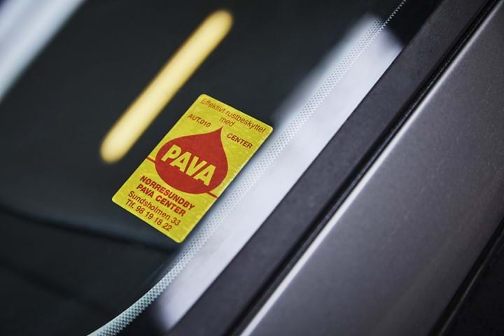 PAVA undervognsbehandling - klistermærke i forrude