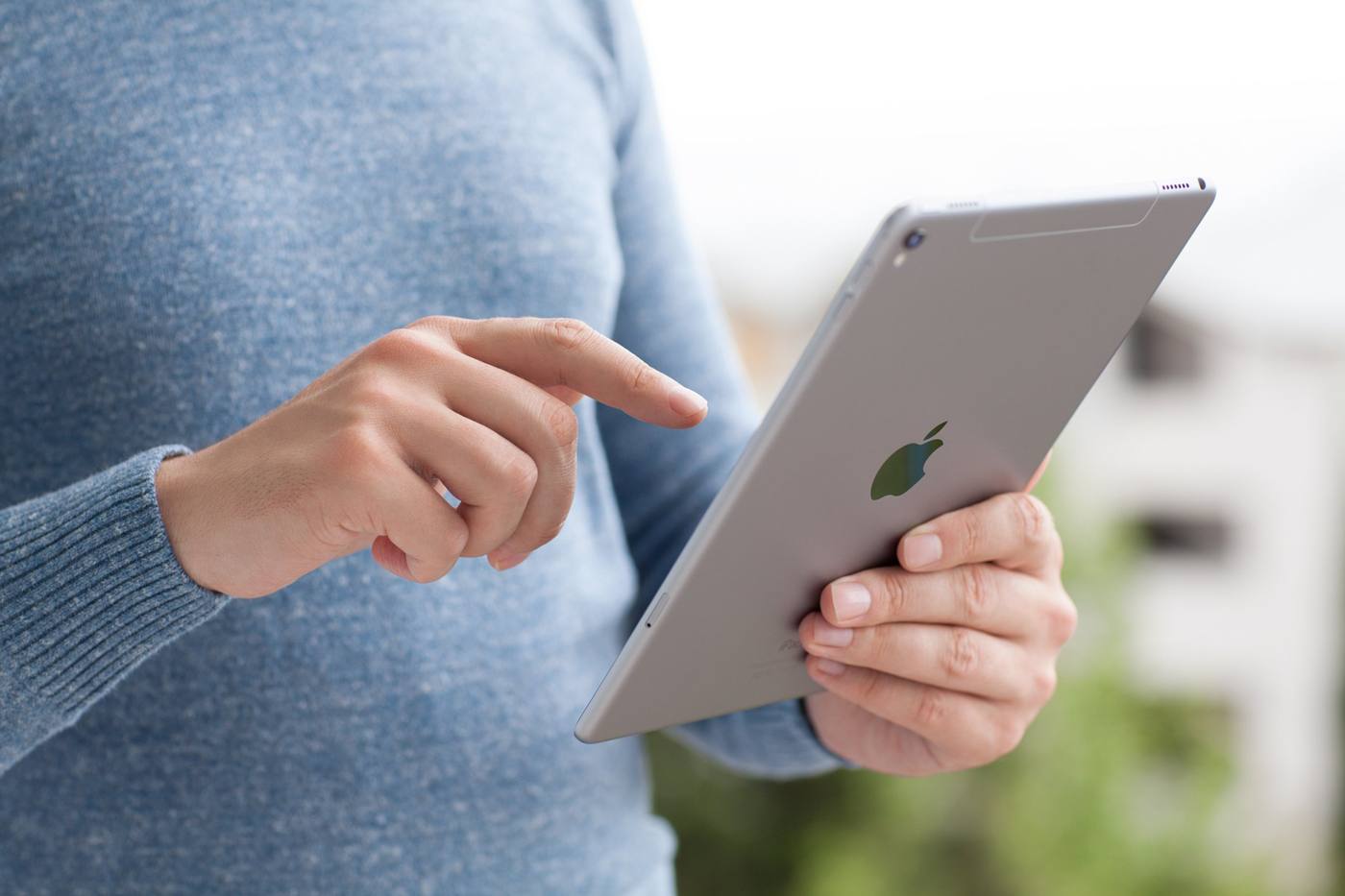 Person tjekker sin bils behandlinger og billeddokumentation på en tablet