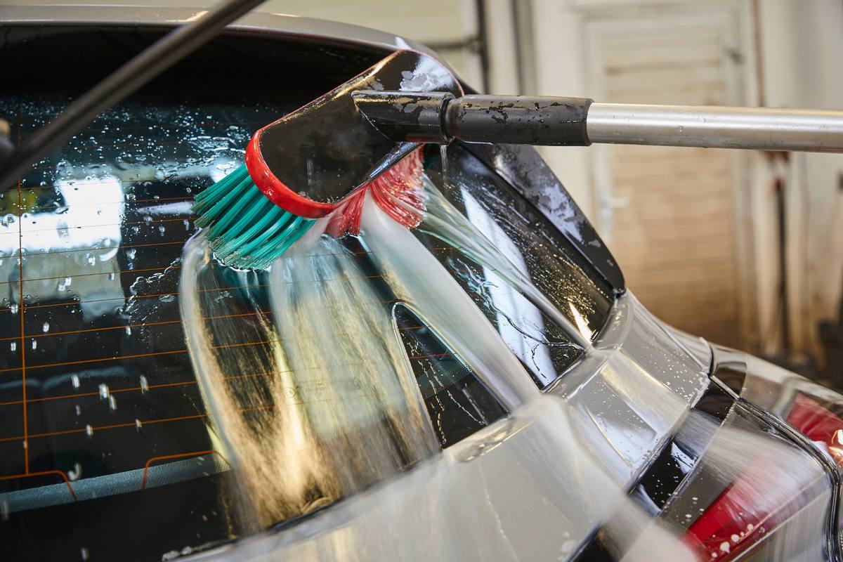 Bilen vaskes grundigt med børste og vand